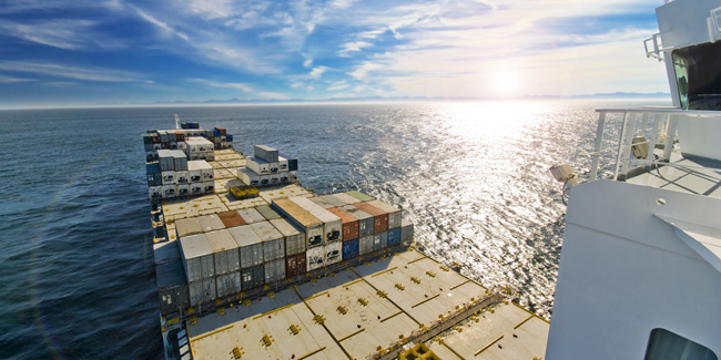 Transport von Container LKW im Versand Hafen mit Stapel von bunt